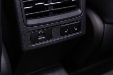 Novosibirsk, Rusya - 10 Temmuz 2024: OMODA C5, USB bağlantı noktası