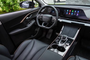 Novosibirsk, Rusya - 10 Temmuz 2024: OMODA C5, siyah salonlu arabanın iç manzarası. Modern lüks araba iç mimarisi.