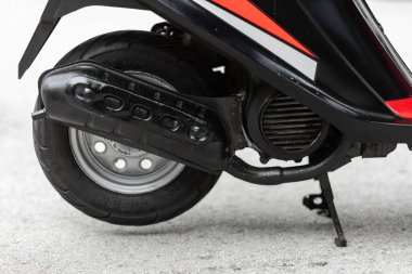 Novosibirsk, Rusya - 10 Temmuz 2024: Honda Floş S, direksiyona yakın çekim, araba temizliği, tekerlek