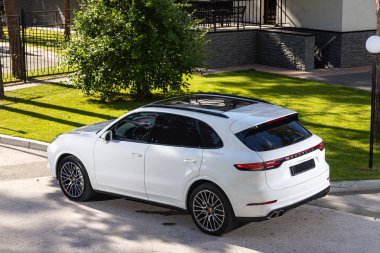 Novosibirsk, Rusya - 10 Temmuz 2024: Porsche Cayenne, şehir içi park yeri, arka manzara