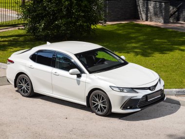 Novosibirsk, Rusya - 10 Temmuz 2024: Toyota Camry şehre park etti. Başka araba ve insan yok.. 