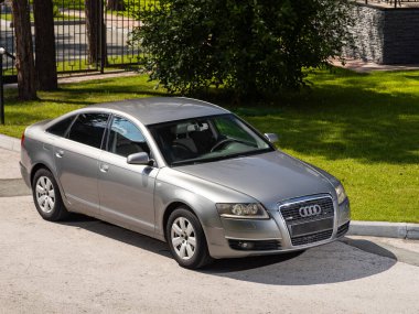 Novosibirsk, Rusya - 10 Temmuz 2024: Audi A6, şehirde park edilmiş, ön manzara