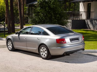 Novosibirsk, Rusya - 10 Temmuz 2024: Audi A6, sıcak bir yaz gününde park arkaplanına park etti. 