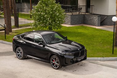 Novosibirsk, Rusya - 10 Temmuz 2024: BMW X6 Sıcak bir yaz gününde park alanına park etti 