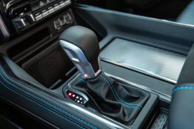 Novosibirsk, Rusya - 10 Temmuz 2024: RAM TRX Ay Sürümü, Hızlandırıcı kolu ve yeni bir arabanın düğmeleri. 