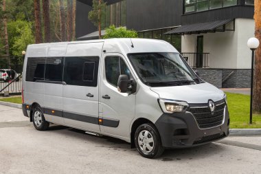 Novosibirsk, Rusya - 10 Temmuz 2024: Renault Master sıcak bir yaz gününde park alanına park etti 