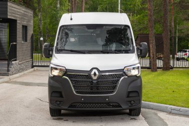 Novosibirsk, Rusya - 10 Temmuz 2024: Renault Master sıcak bir yaz gününde park alanına park etti 