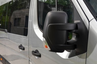 Novosibirsk, Rusya - 10 Temmuz 2024 Renault Master, yakın plan bir arabanın yan aynası. Dış detay