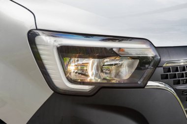 Novosibirsk, Rusya - 10 Temmuz 2024: Renault Master, temiz far, tampon, sis lambaları ile arabanın yakın