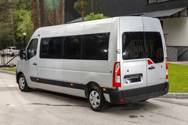 Novosibirsk, Rusya - 10 Temmuz 2024: Renault Master sıcak bir yaz gününde park alanına park etti 