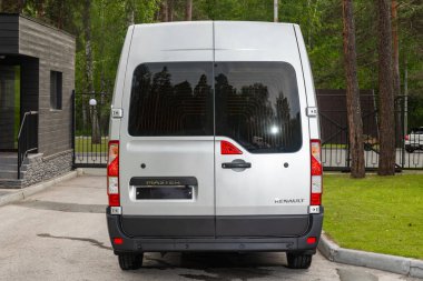 Novosibirsk, Rusya - 10 Temmuz 2024: Renault Master, şehre park etti. Başka araba ve insan yok.. 