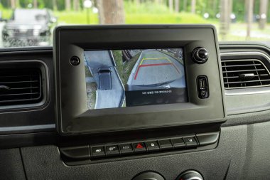 Novosibirsk, Rusya - 10 Temmuz 2024: Renault Master, Monitörlü ters kamera, düğmeler - modern arabanın detayları ve kontrolleri.