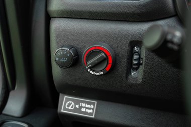 Novosibirsk, Rusya - 10 Temmuz 2024: Renault Master, webasto ayarlama düğmelerine yakın çekim. modern araba iç mimarisi