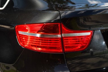 Novosibirsk, Rusya - 10 Temmuz 2024: BMW X6, araba stop lambaları. Dış görev ayrıntıları. LED stop lambalarından birinin detaylarını kapat. Modern araba.