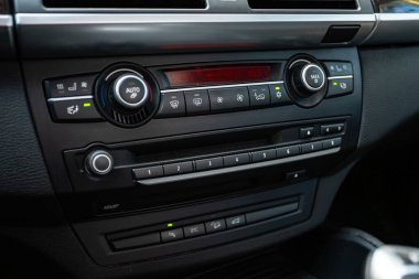 Novosibirsk, Rusya - 10 Temmuz 2024: BMW X6, Hava kontrol panelinin klimasını açmak için düğmeler