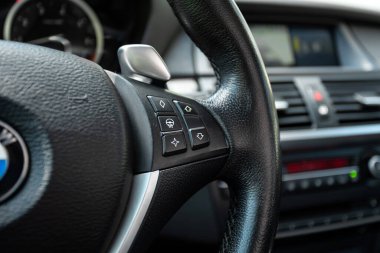 Novosibirsk, Rusya - 10 Temmuz 2024: BMW X6, fonksiyon düğmeli araba direksiyonunu kapat