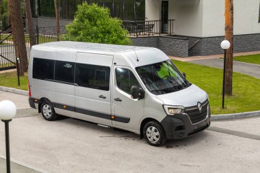 Novosibirsk, Rusya - 10 Temmuz 2024: Renault Master, şehre park etti. Başka araba ve insan yok.. 