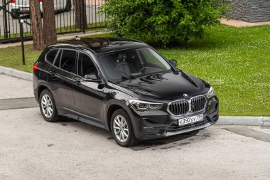 Novosibirsk, Rusya - 10 Temmuz 2024: BMW X1 SDrive, şehirde park edilmiş, ön manzara