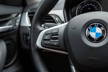 Novosibirsk, Rusya - 10 Temmuz 2024: BMW X1 SDrive, fonksiyon düğmeleri olan araba direksiyonunu kapat
