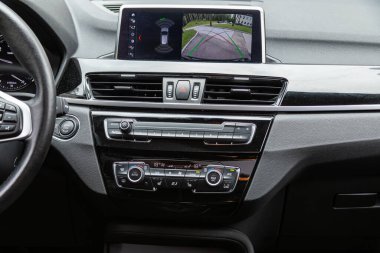 Novosibirsk, Rusya - 10 Temmuz 2024: BMW X1 SDrive, Klima panelindeki arabanın klimasını açmak için düğmeler