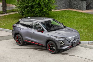 Novosibirsk, Rusya - 10 Temmuz 2024: OMODA C5, şehirde park edilmiş, ön manzara