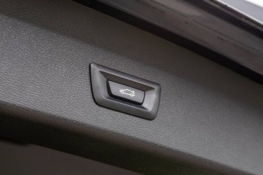 Novosibirsk, Rusya - 10 Temmuz 2024: BMW X1 SDrive, siyah arabanın iç kısmının kaybı: bagaj açma düğmesi 