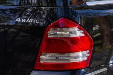 Novosibirsk, Rusya - 10 Temmuz 2024: Mercedes-Benz GL-sınıfı, modern araba ksenon lambası arka lambası, tampon, arka kapak manzaralı. Modern bir arabanın dışı.