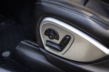 Novosibirsk, Rusya - 10 Temmuz 2024: Mercedes-Benz GL-sınıfı, araç panelinde koltuk ayarlama düğmeleri, ticari marka yok