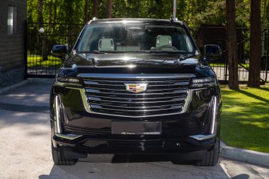 Novosibirsk, Rusya - 10 Temmuz 2024: Cadillac Escalade, şehirde park halinde. Başka araba ve insan yok.. 