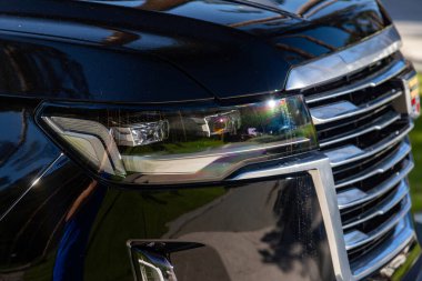 Novosibirsk, Rusya - 10 Temmuz 2024: Cadillac Escalade, temiz ışıklı, tamponlu, sisli siyah arabayı kapatın