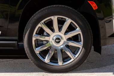 Novosibirsk, Rusya - 10 Temmuz 2024: Cadillac Escalade, tampon, alaşım tekerleği, araba temizleme, tekerlek temizleme