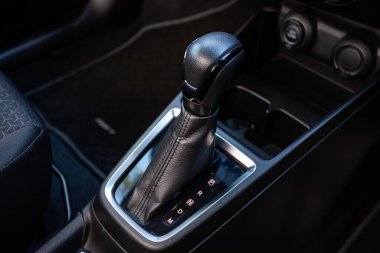 Novosibirsk, Rusya - 10 Temmuz 2024: Suzuki Swift, Hızlandırıcı kolu ve yeni bir arabanın düğmeleri. 