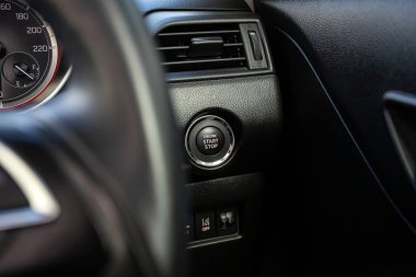 Novosibirsk, Rusya - 10 Temmuz 2024: Suzuki Swift, Otomobil motoru stop düğmesine bas uzaktan ateşleme başlatıcısı. Araba gösterge paneli