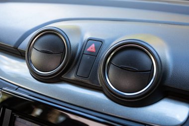 Novosibirsk, Rusya - 10 Temmuz 2024: Suzuki Swift, saptırıcı, araba havalandırma sistemi. Araba kliması. 