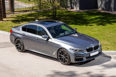 Novosibirsk, Rusya - 10 Temmuz 2024: BMW 5 serisi, şehirde park edilmiş, ön manzara