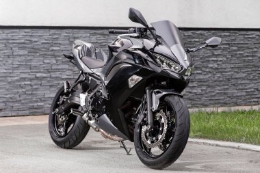 Novosibirsk, Rusya - 10 Temmuz 2024: Kawasaki Ninja, kente park etmiş, ön manzara  