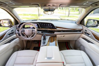 Novosibirsk, Rusya - 10 Temmuz 2024: Cadillac Escalade, yeni salonlu arabanın iç manzarası. Modern lüks araba iç mimarisi. 