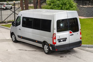 Novosibirsk, Rusya - 10 Temmuz 2024: Renault Master, şehre park etti. Başka araba ve insan yok.. 