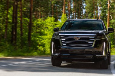 Novosibirsk, Rusya - 05 Ağustos 2024: Siyah Cadillac Escalade 600 SUV park, ön manzara