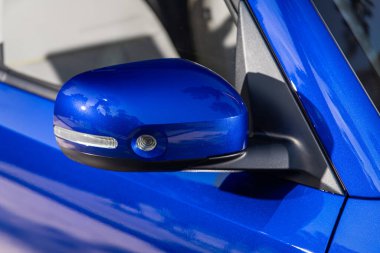 Novosibirsk, Rusya - 05 Ağustos 2024: Hyundai Casper, bir arabanın yan aynası. Dış detay