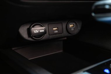 Novosibirsk, Rusya - 05 Ağustos 2024: Hyundai Avante, otomobil panelinde iki USB port