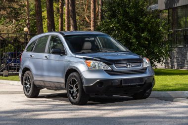 Novosibirsk, Rusya - 05 Ağustos 2024: Honda CRV, kente park edilmiş, yan görüş    