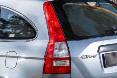 Novosibirsk, Rusya - 05 Ağustos 2024: Honda CRV, gümüş araba stop lambaları. Dış görev ayrıntıları. LED stop lambalarından birinin detaylarını kapat. Modern araba.. 