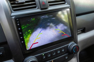 Novosibirsk, Rusya - 05 Ağustos 2024: Honda CRV, Monitörlü ters kamera, düğmeler - modern arabanın detayları ve kontrolleri