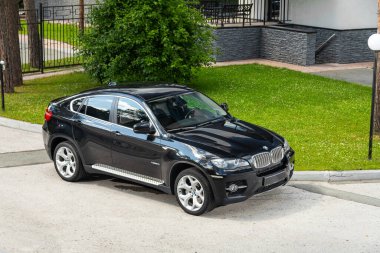 Novosibirsk, Rusya - 10 Temmuz 2024: BMW X6, şehirde park edilmiş. Başka araba ve insan yok.. 