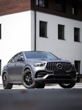 Novosibirsk, Rusya - Temmuz 05, 2024: Gümüş Mercedes-Benz GLE Coupe AMG 53 4Matic + yazın kente park etmiş, ön manzara