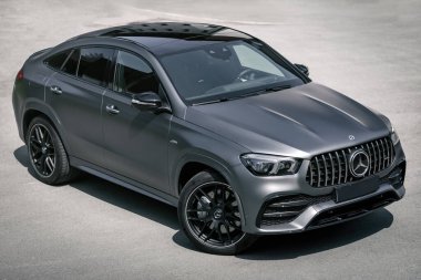 Novosibirsk, Rusya - Temmuz 05, 2024: Gümüş Mercedes-Benz GLE Coupe AMG 53 4Matic + yazın kente park etmiş, ön manzara