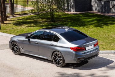 Novosibirsk, Rusya - 10 Temmuz 2024: BMW 5 serisi, şehirde park edilmiş. Başka araba ve insan yok.. 