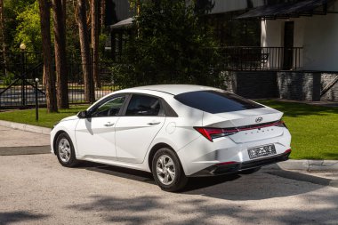 Novosibirsk, Rusya - 05 Ağustos 2024: Hyundai Avante, şehre park edilmiş, arka görüş 