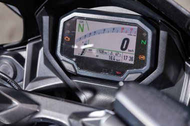 Novosibirsk, Rusya - 10 Temmuz 2024: Kawasaki Ninja, motosiklet kontrol paneline yakın çekim, arka görüş